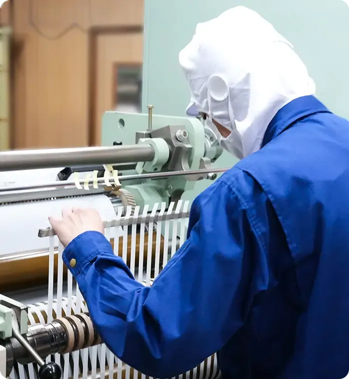 スリット加工作業の様子